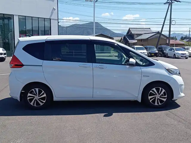 ホンダ フリード ハイブリット G ホンダセンシング 福井県 2019(令1)年 5.5万km ホワイトオーキッドパール GathersSDナビ/・Bluetooth、フルセグTV、CD、AppleCarPlay、バックカメラ/クルーズコントロール/レーンキープアシスト/横滑り防止装置/LEDオートライト/両側電動スライドドア/衝突被害軽減/ハーフレザーシート/純正フロアマット/純正アルミホイール/ビルトインETC/ウォークスルー/三列シート/スマートキー