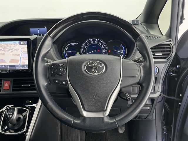 トヨタ エスクァイア ハイブリッド Gi 長野県 2018(平30)年 5.3万km スパークリングブラックパールクリスタルシャイン ALPINE9インチナビ&フルセグTV&CD&DVD&BT/ALPINE10.1インチフリップダウンモニター/クルーズコントロール/レーンディパーチャーアラート/車線逸脱警報/衝突軽減ブレーキ/先行車発進告知/BRITZ車高調/純正サスペンション積込/合皮シート/前席シートヒーター/ステアリングスイッチ/ウォークスルー/2列目サンシェード/バックカメラ/ビルトインETC/LEDヘッドライト/オートライト/オートマチックハイビーム/フロントフォグランプ/電動格納ミラー/ウィンカーミラー/純正15インチAW装着/純正フロアマット/純正ドアバイザー/プッシュスタート/スマートキー