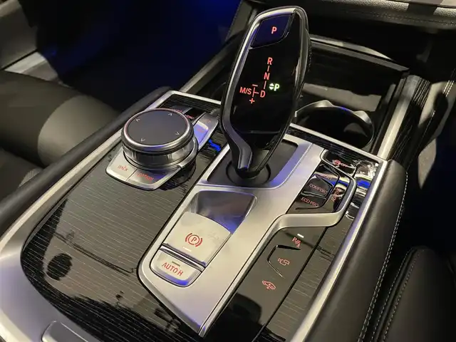 ＢＭＷ ７４０ｄ xDrive Mスポーツ 静岡県 2019(令1)年 2万km ミネラルホワイト 衝突軽減ブレーキ　/黒革　/ＡＣＣ　/ＳＲ　/ＣａｒＰｌａｙ　/ＨＵＤ　/ＬＥＤ /harmankardonサウンド/パワーシート/ヒーター/エアー/メモリ/レーザーライト /ジェスチャーコントロール
