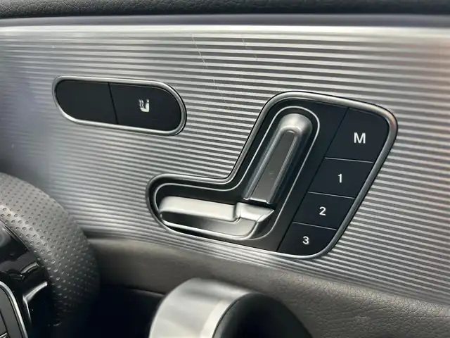 メルセデス・ベンツ Ｍ・ベンツ Ａ２００ｄ 石川県 2019(令1)年 4.1万km 白 レザーエクスクルーシブパッケージ 黒//グレーシート /シートヒーター /サンルーフ /衝突軽減ブレーキ /アダプティブクルーズコントロール /ブラインドスポットモニター /純正ナビ /フルセグTV /360カメラ /クリアランスソナー /LED