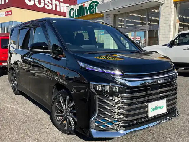 トヨタ ヴォクシー ハイブリッド S－Z 滋賀県 2023(令5)年 2.6万km アティチュードブラックマイカ ワンオーナー /車検令和8年7月まで/3列シート7人乗り/両側パワースライドドア/純正17インチアルミホイール/LED3プロジェクター3眼ヘッドライト/・LED薄暮灯/ハーフレザーシート/MOPディスプレイオーディオプラス/・10.5インチディスプレイメモリーナビ/・フルセグTV/・CD/DVD/・Bluetooth/・ETC2.0/MOPトヨタチームメイト/・パノラミックビューモニター/・アドバンスドパーク/・パーキングサポートブレーキ/・エレクトロシフトマチック/MOP快適利便パッケージHIGH/・パワーバックドア/・ナノイーX/・ステアリングヒーター/・2列目シートヒーター/・オットマン（2列目）/取扱説明書/保証書/