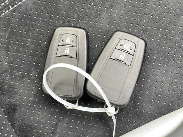 トヨタ Ｃ－ＨＲ S GRスポーツ 山梨県 2020(令2)年 1.6万km ホワイトパールクリスタルシャイン 衝突軽減ブレーキ/純正ディスプレイオーディオ（地図表示なし）/BT/フルセグテレビ/全方位カメラ/アイドリングストップ/クルーズコントロール/ドアバイザー/プッシュスタート/ETC２・０/純正LEDヘッドライト/GR専用シート/オートライト/スタッドレス積み込み（純正ホイール）