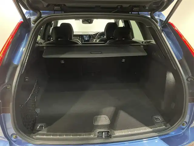 ボルボ ＸＣ６０ B6 AWD Rデザイン 愛知県 2021(令3)年 2.7万km 青Ｍ パノラミックＳ／Ｒ　/ハーマンカードンサウンド　/ＨＵＤ　/純正ナビ　/Ｂｌｕｅｔｏｏｔｈ　/３６０度カメラ　/フルセグＴＶ/ＡｐｐｌｅＣａｒＰｌａｙ　/ＡｎｄｒｏｉｄＡｕｔｏ　/ＡＣＣ　/ＬＫＡ　/ＢＳＭ　/ワイヤレスチャージ/ETC/パワーバックドア/プッシュスタート/ウィンカーミラー/アイドリングストップ