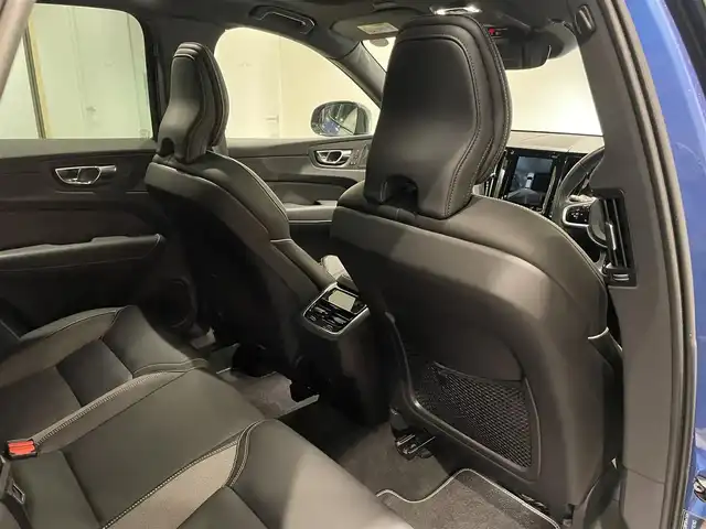 ボルボ ＸＣ６０ B6 AWD Rデザイン 愛知県 2021(令3)年 2.7万km 青Ｍ パノラミックＳ／Ｒ　/ハーマンカードンサウンド　/ＨＵＤ　/純正ナビ　/Ｂｌｕｅｔｏｏｔｈ　/３６０度カメラ　/フルセグＴＶ/ＡｐｐｌｅＣａｒＰｌａｙ　/ＡｎｄｒｏｉｄＡｕｔｏ　/ＡＣＣ　/ＬＫＡ　/ＢＳＭ　/ワイヤレスチャージ/ETC/パワーバックドア/プッシュスタート/ウィンカーミラー/アイドリングストップ