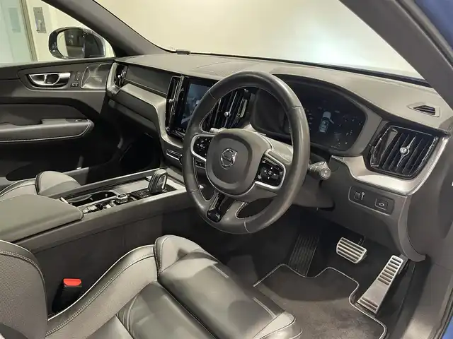 ボルボ ＸＣ６０ B6 AWD Rデザイン 愛知県 2021(令3)年 2.7万km 青Ｍ パノラミックＳ／Ｒ　/ハーマンカードンサウンド　/ＨＵＤ　/純正ナビ　/Ｂｌｕｅｔｏｏｔｈ　/３６０度カメラ　/フルセグＴＶ/ＡｐｐｌｅＣａｒＰｌａｙ　/ＡｎｄｒｏｉｄＡｕｔｏ　/ＡＣＣ　/ＬＫＡ　/ＢＳＭ　/ワイヤレスチャージ/ETC/パワーバックドア/プッシュスタート/ウィンカーミラー/アイドリングストップ