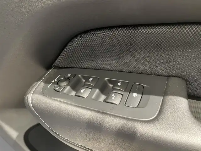 ボルボ ＸＣ６０ B6 AWD Rデザイン 愛知県 2021(令3)年 2.7万km 青Ｍ パノラミックＳ／Ｒ　/ハーマンカードンサウンド　/ＨＵＤ　/純正ナビ　/Ｂｌｕｅｔｏｏｔｈ　/３６０度カメラ　/フルセグＴＶ/ＡｐｐｌｅＣａｒＰｌａｙ　/ＡｎｄｒｏｉｄＡｕｔｏ　/ＡＣＣ　/ＬＫＡ　/ＢＳＭ　/ワイヤレスチャージ/ETC/パワーバックドア/プッシュスタート/ウィンカーミラー/アイドリングストップ