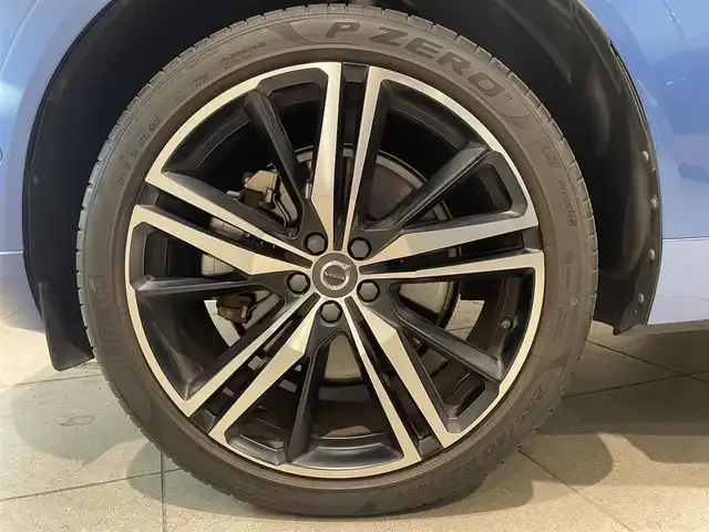 ボルボ ＸＣ６０ B6 AWD Rデザイン 愛知県 2021(令3)年 2.7万km 青Ｍ パノラミックＳ／Ｒ　/ハーマンカードンサウンド　/ＨＵＤ　/純正ナビ　/Ｂｌｕｅｔｏｏｔｈ　/３６０度カメラ　/フルセグＴＶ/ＡｐｐｌｅＣａｒＰｌａｙ　/ＡｎｄｒｏｉｄＡｕｔｏ　/ＡＣＣ　/ＬＫＡ　/ＢＳＭ　/ワイヤレスチャージ/ETC/パワーバックドア/プッシュスタート/ウィンカーミラー/アイドリングストップ