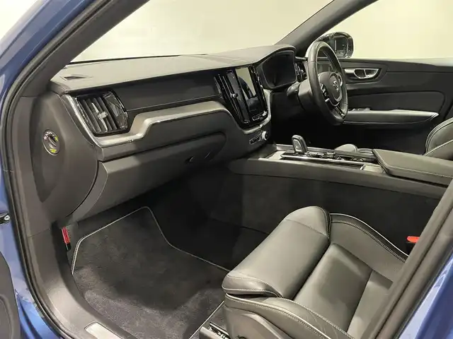 ボルボ ＸＣ６０ B6 AWD Rデザイン 愛知県 2021(令3)年 2.7万km 青Ｍ パノラミックＳ／Ｒ　/ハーマンカードンサウンド　/ＨＵＤ　/純正ナビ　/Ｂｌｕｅｔｏｏｔｈ　/３６０度カメラ　/フルセグＴＶ/ＡｐｐｌｅＣａｒＰｌａｙ　/ＡｎｄｒｏｉｄＡｕｔｏ　/ＡＣＣ　/ＬＫＡ　/ＢＳＭ　/ワイヤレスチャージ/ETC/パワーバックドア/プッシュスタート/ウィンカーミラー/アイドリングストップ