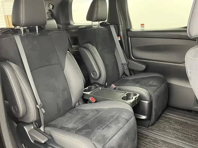 トヨタ ヴェルファイア ハイブリット ゴールデンアイズⅢ 福岡県 2022(令4)年 1.4万km ブラック 後席モニター　/純正９型ＤＡ／フルセグTV　/バックカメラ　/デジタルルームミラー　/ＥＴＣ　/トヨタセーフティセンス　/レーダークルーズコントロール　/コーナーセンサー　/衝突軽減ブレーキ　/レーンキープ　/アクセル踏み間違い防止　/ＢＳＭ　/オートマチックハイビーム　/両側電動スライドドア　/パワーバックドア　/ヒッチメンバー　/純正１７インチアルミホイール　/３眼LEDヘッドライト