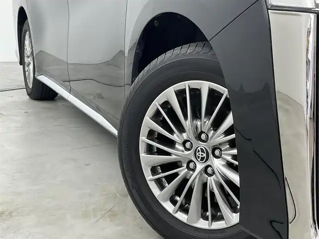 トヨタ ヴェルファイア ハイブリット ゴールデンアイズⅢ 福岡県 2022(令4)年 1.4万km ブラック 後席モニター　/純正９型ＤＡ／フルセグTV　/バックカメラ　/デジタルルームミラー　/ＥＴＣ　/トヨタセーフティセンス　/レーダークルーズコントロール　/コーナーセンサー　/衝突軽減ブレーキ　/レーンキープ　/アクセル踏み間違い防止　/ＢＳＭ　/オートマチックハイビーム　/両側電動スライドドア　/パワーバックドア　/ヒッチメンバー　/純正１７インチアルミホイール　/３眼LEDヘッドライト