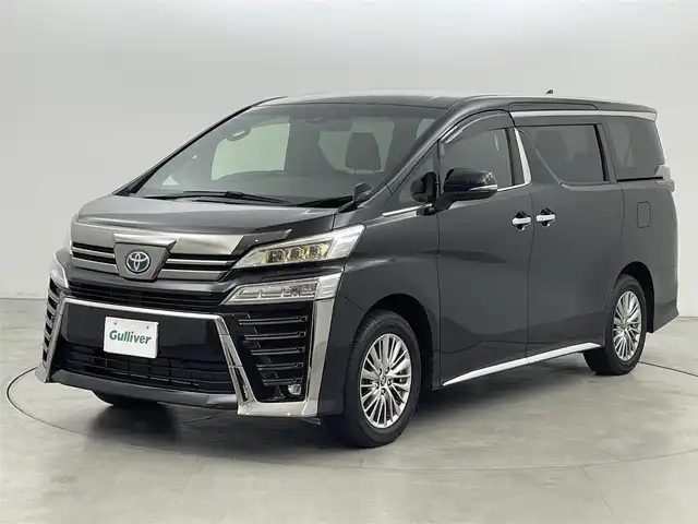 トヨタ ヴェルファイア ハイブリット ゴールデンアイズⅢ 福岡県 2022(令4)年 1.4万km ブラック 後席モニター　/純正９型ＤＡ／フルセグTV　/バックカメラ　/デジタルルームミラー　/ＥＴＣ　/トヨタセーフティセンス　/レーダークルーズコントロール　/コーナーセンサー　/衝突軽減ブレーキ　/レーンキープ　/アクセル踏み間違い防止　/ＢＳＭ　/オートマチックハイビーム　/両側電動スライドドア　/パワーバックドア　/ヒッチメンバー　/純正１７インチアルミホイール　/３眼LEDヘッドライト