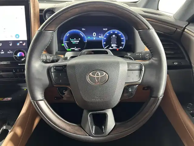 トヨタ ヴェルファイア ハイブリット Z プレミア 佐賀県 2024(令6)年 0.8万km プラチナホワイトパールマイカ 純正14インチディスプレイオーディオ/（コネクティドナビ対応）/フルセグTV/Bluetooth/MiraCast/後席13.2インチフリップダウンモニター/パノラマミックビューモニター/左右独立ムーンルーフ/両側パワースライドドア/社外デジタルインナーミラー/ETC2.0/前後ドライブレコーダー/トヨタセーフティーセンス/プリクラッシュセーフティー/アダクティブクルーズコントロール/レーントレーシングアラート/ロードサインアシスト/パーキングサポートブレーキ/トヨタチームメイト/アドバンストパーク/アドバンストドライブ/運転席・助手席パワーシート/運転席・助手席シートヒーター/運転席・助手席シートベンチレーション/運転席シートメモリ/ステアリングヒーター/三眼LEDヘッドライト/オートライト/オートハイビーム/フォグランプ/ヘッドアップディスプレイ/置くだけ充電/純正フロアマット/純正19インチアルミホイール