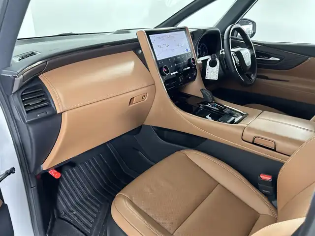 トヨタ ヴェルファイア ハイブリット Z プレミア 佐賀県 2024(令6)年 0.8万km プラチナホワイトパールマイカ 純正14インチディスプレイオーディオ/（コネクティドナビ対応）/フルセグTV/Bluetooth/MiraCast/後席13.2インチフリップダウンモニター/パノラマミックビューモニター/左右独立ムーンルーフ/両側パワースライドドア/社外デジタルインナーミラー/ETC2.0/前後ドライブレコーダー/トヨタセーフティーセンス/プリクラッシュセーフティー/アダクティブクルーズコントロール/レーントレーシングアラート/ロードサインアシスト/パーキングサポートブレーキ/トヨタチームメイト/アドバンストパーク/アドバンストドライブ/運転席・助手席パワーシート/運転席・助手席シートヒーター/運転席・助手席シートベンチレーション/運転席シートメモリ/ステアリングヒーター/三眼LEDヘッドライト/オートライト/オートハイビーム/フォグランプ/ヘッドアップディスプレイ/置くだけ充電/純正フロアマット/純正19インチアルミホイール