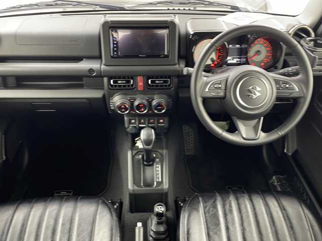 スズキ ジムニー シエラ JC 熊本県 2024(令6)年 0.6万km ブルーイッシュブラックパール3 禁煙車/衝突被害軽減ブレーキ/車線逸脱警報/純正ディスプレイオーディオ（PVH-9300DVSZS）/AM/FM/USB/Bluetooth/バックカメラ/クルーズコントロール/シートヒーター/コーナーセンサー後方/レザー調シートカバー/ダウンヒルアシスト/LEDヘッドライト/ヘッドライトウォッシャー/ドアバイザー/スマートキー/プッシュスタート/ABS/横滑り防止装置