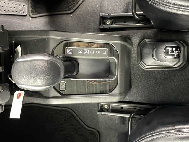 スズキ ジムニー シエラ JC 熊本県 2024(令6)年 0.6万km ブルーイッシュブラックパール3 禁煙車/衝突被害軽減ブレーキ/車線逸脱警報/純正ディスプレイオーディオ（PVH-9300DVSZS）/AM/FM/USB/Bluetooth/バックカメラ/クルーズコントロール/シートヒーター/コーナーセンサー後方/レザー調シートカバー/ダウンヒルアシスト/LEDヘッドライト/ヘッドライトウォッシャー/ドアバイザー/スマートキー/プッシュスタート/ABS/横滑り防止装置