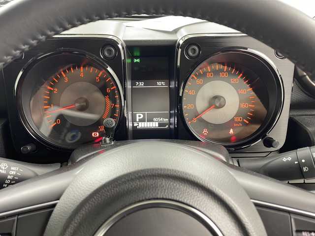 スズキ ジムニー シエラ JC 熊本県 2024(令6)年 0.6万km ブルーイッシュブラックパール3 禁煙車/衝突被害軽減ブレーキ/車線逸脱警報/純正ディスプレイオーディオ（PVH-9300DVSZS）/AM/FM/USB/Bluetooth/バックカメラ/クルーズコントロール/シートヒーター/コーナーセンサー後方/レザー調シートカバー/ダウンヒルアシスト/LEDヘッドライト/ヘッドライトウォッシャー/ドアバイザー/スマートキー/プッシュスタート/ABS/横滑り防止装置