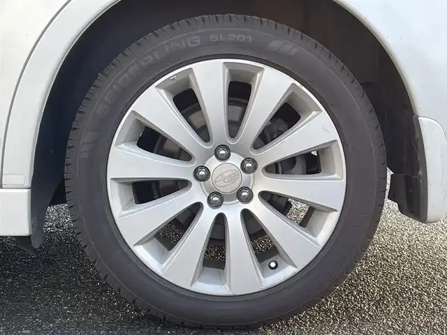 スバル レガシィ ツーリングワゴン 2．5i Lパッケージ 広島県 2011(平23)年 9.3万km サテンホワイトパール ４WD/メモリナビ/（フルセグTV/Bluetooth/SD/CD/DVD/USB）/クルーズコントロール（追従無し）/ドライブレコーダー（前方のみ）/HIDヘッドライト/フォグランプ/オートライト/純正17インチアルミホイール/本革巻きステアリング