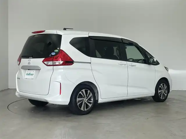 ホンダ フリード G ホンダセンシング 埼玉県 2020(令2)年 1.3万km プラチナホワイトパール 【安全装備】/ホンダセンシング/アダプティブ・クルーズ・コントロール（ACC）/・作動車速域：約30km/hから100km/h間/車線維持支援システム（LKAS）/・作動車速：約65km/hから100km/h間/・ステアリング制御/衝突軽減ブレーキ（CMBS）/・歩行者検知機能/・作動車速：約80km/h未満時/・対向車車速：約30km/hから80km/h時/誤発進抑制機能（前進）/・ミリ波レーダー検知：作動車速10km/h未満/歩行者事故低減ステアリング/・作動車速10km/hから40km/h間/路外逸脱抑制機能/・作動車速：約60km/hから100km/h間/先行車発進お知らせ機能/標識認識機能/【主要装備】/純正ナビ　/バックカメラ　/ドライブレコーダー　　/ハーフレザーシート　/純正１５インチアルミホイール　/スペアキー有り　/両側パワースライドドア　/プッシュスタート　/スマートキー