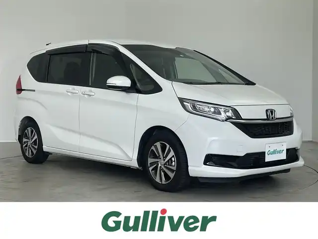 ホンダ フリード G ホンダセンシング 埼玉県 2020(令2)年 1.3万km プラチナホワイトパール 【安全装備】/ホンダセンシング/アダプティブ・クルーズ・コントロール（ACC）/・作動車速域：約30km/hから100km/h間/車線維持支援システム（LKAS）/・作動車速：約65km/hから100km/h間/・ステアリング制御/衝突軽減ブレーキ（CMBS）/・歩行者検知機能/・作動車速：約80km/h未満時/・対向車車速：約30km/hから80km/h時/誤発進抑制機能（前進）/・ミリ波レーダー検知：作動車速10km/h未満/歩行者事故低減ステアリング/・作動車速10km/hから40km/h間/路外逸脱抑制機能/・作動車速：約60km/hから100km/h間/先行車発進お知らせ機能/標識認識機能/【主要装備】/純正ナビ　/バックカメラ　/ドライブレコーダー　　/ハーフレザーシート　/純正１５インチアルミホイール　/スペアキー有り　/両側パワースライドドア　/プッシュスタート　/スマートキー