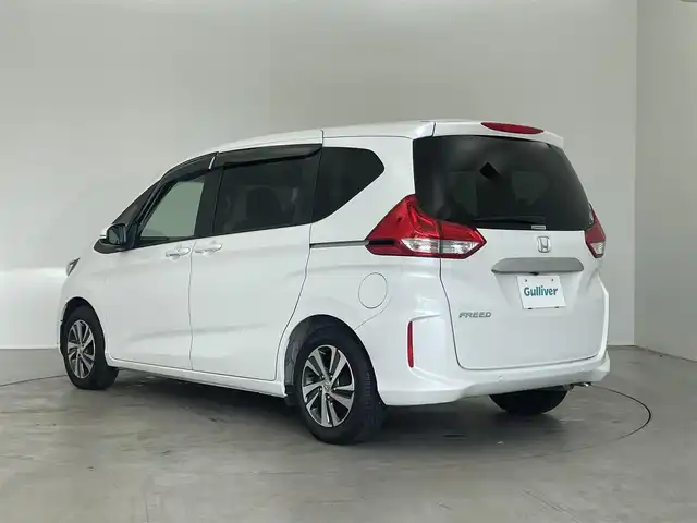 ホンダ フリード G ホンダセンシング 埼玉県 2020(令2)年 1.3万km プラチナホワイトパール 【安全装備】/ホンダセンシング/アダプティブ・クルーズ・コントロール（ACC）/・作動車速域：約30km/hから100km/h間/車線維持支援システム（LKAS）/・作動車速：約65km/hから100km/h間/・ステアリング制御/衝突軽減ブレーキ（CMBS）/・歩行者検知機能/・作動車速：約80km/h未満時/・対向車車速：約30km/hから80km/h時/誤発進抑制機能（前進）/・ミリ波レーダー検知：作動車速10km/h未満/歩行者事故低減ステアリング/・作動車速10km/hから40km/h間/路外逸脱抑制機能/・作動車速：約60km/hから100km/h間/先行車発進お知らせ機能/標識認識機能/【主要装備】/純正ナビ　/バックカメラ　/ドライブレコーダー　　/ハーフレザーシート　/純正１５インチアルミホイール　/スペアキー有り　/両側パワースライドドア　/プッシュスタート　/スマートキー