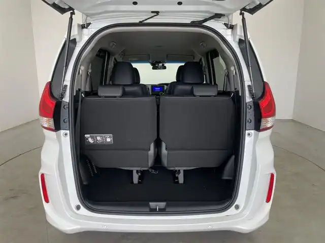 ホンダ フリード G ホンダセンシング 埼玉県 2020(令2)年 1.3万km プラチナホワイトパール 【安全装備】/ホンダセンシング/アダプティブ・クルーズ・コントロール（ACC）/・作動車速域：約30km/hから100km/h間/車線維持支援システム（LKAS）/・作動車速：約65km/hから100km/h間/・ステアリング制御/衝突軽減ブレーキ（CMBS）/・歩行者検知機能/・作動車速：約80km/h未満時/・対向車車速：約30km/hから80km/h時/誤発進抑制機能（前進）/・ミリ波レーダー検知：作動車速10km/h未満/歩行者事故低減ステアリング/・作動車速10km/hから40km/h間/路外逸脱抑制機能/・作動車速：約60km/hから100km/h間/先行車発進お知らせ機能/標識認識機能/【主要装備】/純正ナビ　/バックカメラ　/ドライブレコーダー　　/ハーフレザーシート　/純正１５インチアルミホイール　/スペアキー有り　/両側パワースライドドア　/プッシュスタート　/スマートキー