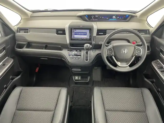 ホンダ フリード G ホンダセンシング 埼玉県 2020(令2)年 1.3万km プラチナホワイトパール 【安全装備】/ホンダセンシング/アダプティブ・クルーズ・コントロール（ACC）/・作動車速域：約30km/hから100km/h間/車線維持支援システム（LKAS）/・作動車速：約65km/hから100km/h間/・ステアリング制御/衝突軽減ブレーキ（CMBS）/・歩行者検知機能/・作動車速：約80km/h未満時/・対向車車速：約30km/hから80km/h時/誤発進抑制機能（前進）/・ミリ波レーダー検知：作動車速10km/h未満/歩行者事故低減ステアリング/・作動車速10km/hから40km/h間/路外逸脱抑制機能/・作動車速：約60km/hから100km/h間/先行車発進お知らせ機能/標識認識機能/【主要装備】/純正ナビ　/バックカメラ　/ドライブレコーダー　　/ハーフレザーシート　/純正１５インチアルミホイール　/スペアキー有り　/両側パワースライドドア　/プッシュスタート　/スマートキー