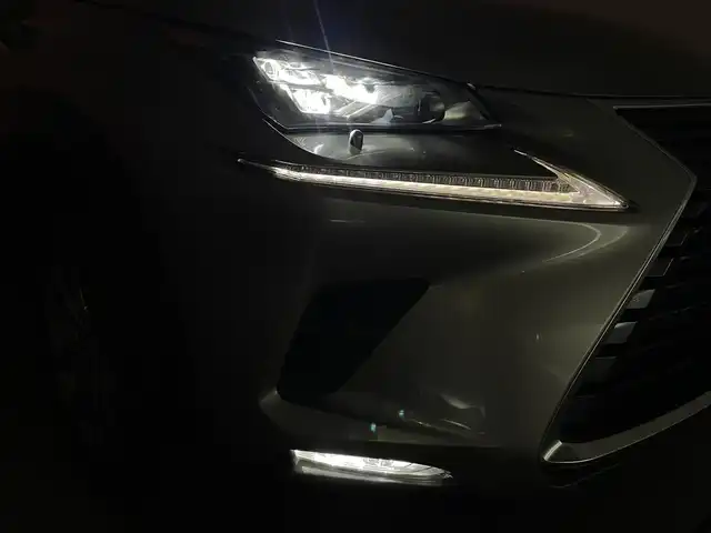 レクサス ＮＸ 300h Iパッケージ 群馬県 2020(令2)年 2.2万km ソニックチタニウム 純正10.3インチナビ/・AM/FM/CD/DVD/SD/Blu-ray/フルセグTV/・AppleCarPlay/AndroidAuto/Miracast/バックカメラ/左サイドカメラ/パワーバックドア/前席パワーシート/シートヒーター/運転席メモリー機能/ステアリングヒーター/Lexus Safety System ＋/・プリクラッシュセーフティ/・レーントレーシングアシスト/・オートマチックハイビーム/・レーダークルーズコントロール(全車速追従機能付)/・ロードサインアシスト/・先行車発進告知機能/三眼LEDヘッドランプ