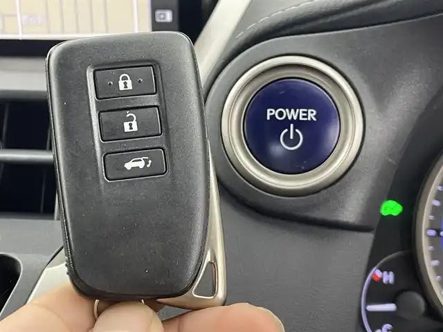 レクサス ＮＸ 300h Iパッケージ 群馬県 2020(令2)年 2.2万km ソニックチタニウム 純正10.3インチナビ/・AM/FM/CD/DVD/SD/Blu-ray/フルセグTV/・AppleCarPlay/AndroidAuto/Miracast/バックカメラ/左サイドカメラ/パワーバックドア/前席パワーシート/シートヒーター/運転席メモリー機能/ステアリングヒーター/Lexus Safety System ＋/・プリクラッシュセーフティ/・レーントレーシングアシスト/・オートマチックハイビーム/・レーダークルーズコントロール(全車速追従機能付)/・ロードサインアシスト/・先行車発進告知機能/三眼LEDヘッドランプ