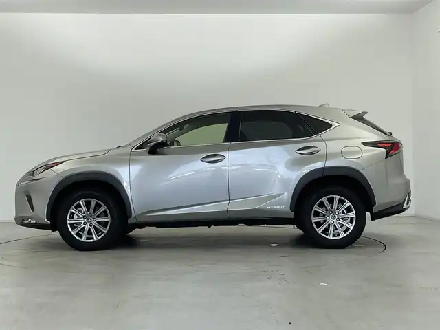 レクサス ＮＸ 300h Iパッケージ 群馬県 2020(令2)年 2.2万km ソニックチタニウム 純正10.3インチナビ/・AM/FM/CD/DVD/SD/Blu-ray/フルセグTV/・AppleCarPlay/AndroidAuto/Miracast/バックカメラ/左サイドカメラ/パワーバックドア/前席パワーシート/シートヒーター/運転席メモリー機能/ステアリングヒーター/Lexus Safety System ＋/・プリクラッシュセーフティ/・レーントレーシングアシスト/・オートマチックハイビーム/・レーダークルーズコントロール(全車速追従機能付)/・ロードサインアシスト/・先行車発進告知機能/三眼LEDヘッドランプ