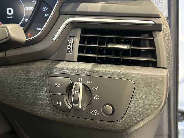 アウディ Ａ４ 2．0 TFSI クワトロスポーツ 福岡県 2018(平30)年 4.2万km 白 バーチャルコックピット＋　/アルカンターラ　/純正ナビ／フルセグ　/３６０°カメラ　/Ｂカメラ　/Ｆカメラ　/Ｂｌｕｅｔｏｏｔｈ　/ＡＣＣ　/ＢＳＭ　/前席シートヒーター　/スマートキー　/前後ドラレコ　/ＥＴＣ２．０
