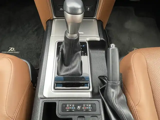 トヨタ ランドクルーザー プラド TX-L 70thアニバーサリーLTD 埼玉県 2021(令3)年 2.7万km アティチュードブラックマイカ 外部検査済み/メーカーナビゲーション/(AM/FM/CD/DVD/フルセグＴＶ/Bluetooth/ＵＳＢ)/アラウンドビュー/トヨタセーフティセンス/レーンディパーチャーアラート/レーダークルーズコントロール/ブラインドスポットモニター/オートマチックハイビーム/ヘッドライトウォッシャー/ウッドデッキコンビハンドル/ブラウンレザーシート/前席パワーシート/前席エアシート/前席シートヒーター/７０ｔｈ純正フロアマット/スマートキー/ルーフレール/4WD/ETC