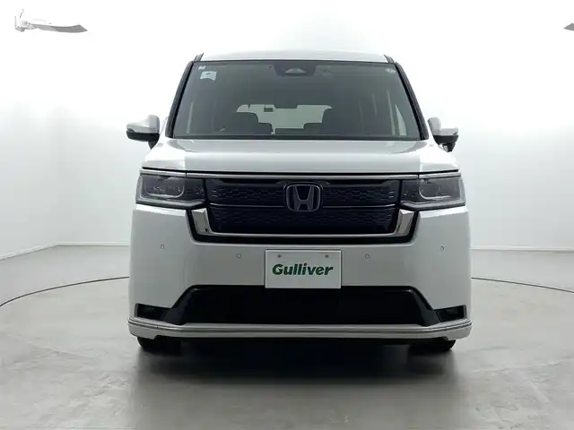 ホンダ ステップワゴン スパーダ eHEV 福井県 2024(令6)年 1.3万km プラチナホワイトパール 純正11インチナビ（LXM-247VFLi）/-フルセグTV/CD/DVD/Bluetooth/USB/AppleCarPlay/AndroidAuto/純正フロアマット/前後ドライブレコーダー/バックカメラ/ホンダセンシング/衝突軽減ブレーキ/BSM/パワーテールゲート/前後コーナーセンサー/両側パワースライドドア/レーダークルーズコントロール/レーンキープアシスト/ハーフレザーシート/前席シートヒーター/オットマン/パドルシフト/トリプルゾーンAC/16インチAW/電子ブレーキ/ブレーキホールド/オートライト/オートハイビーム/LEDヘッドライト/背面テーブル
