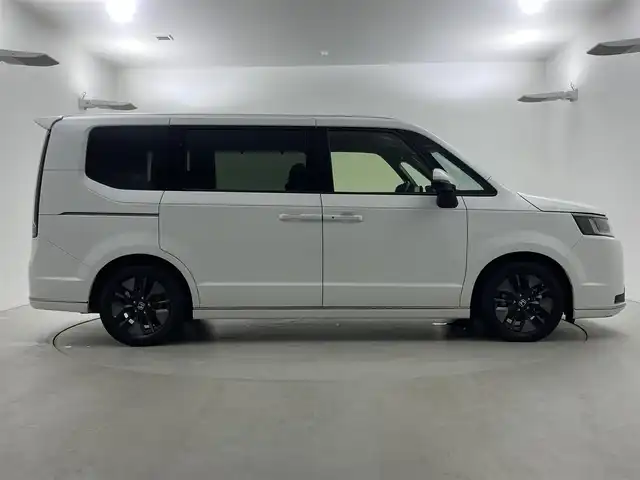 ホンダ ステップワゴン スパーダ eHEV 福井県 2024(令6)年 1.3万km プラチナホワイトパール 純正11インチナビ（LXM-247VFLi）/-フルセグTV/CD/DVD/Bluetooth/USB/AppleCarPlay/AndroidAuto/純正フロアマット/前後ドライブレコーダー/バックカメラ/ホンダセンシング/衝突軽減ブレーキ/BSM/パワーテールゲート/前後コーナーセンサー/両側パワースライドドア/レーダークルーズコントロール/レーンキープアシスト/ハーフレザーシート/前席シートヒーター/オットマン/パドルシフト/トリプルゾーンAC/16インチAW/電子ブレーキ/ブレーキホールド/オートライト/オートハイビーム/LEDヘッドライト/背面テーブル