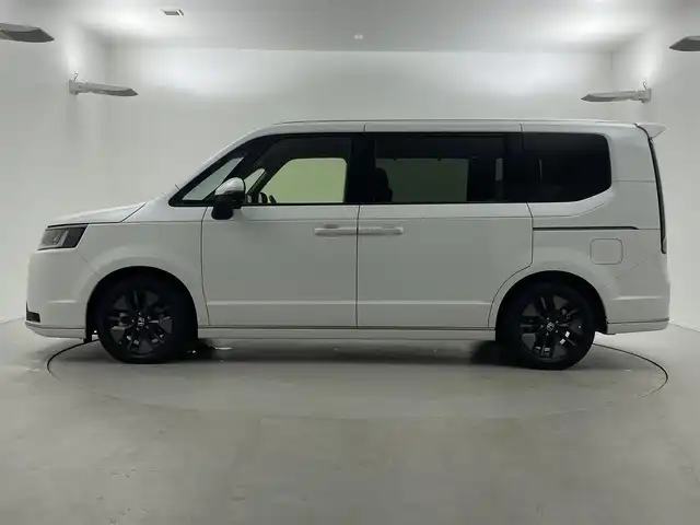ホンダ ステップワゴン スパーダ eHEV 福井県 2024(令6)年 1.3万km プラチナホワイトパール 純正11インチナビ（LXM-247VFLi）/-フルセグTV/CD/DVD/Bluetooth/USB/AppleCarPlay/AndroidAuto/純正フロアマット/前後ドライブレコーダー/バックカメラ/ホンダセンシング/衝突軽減ブレーキ/BSM/パワーテールゲート/前後コーナーセンサー/両側パワースライドドア/レーダークルーズコントロール/レーンキープアシスト/ハーフレザーシート/前席シートヒーター/オットマン/パドルシフト/トリプルゾーンAC/16インチAW/電子ブレーキ/ブレーキホールド/オートライト/オートハイビーム/LEDヘッドライト/背面テーブル