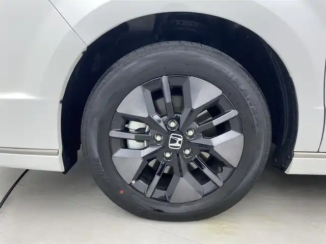 ホンダ ステップワゴン スパーダ eHEV 福井県 2024(令6)年 1.3万km プラチナホワイトパール 純正11インチナビ（LXM-247VFLi）/-フルセグTV/CD/DVD/Bluetooth/USB/AppleCarPlay/AndroidAuto/純正フロアマット/前後ドライブレコーダー/バックカメラ/ホンダセンシング/衝突軽減ブレーキ/BSM/パワーテールゲート/前後コーナーセンサー/両側パワースライドドア/レーダークルーズコントロール/レーンキープアシスト/ハーフレザーシート/前席シートヒーター/オットマン/パドルシフト/トリプルゾーンAC/16インチAW/電子ブレーキ/ブレーキホールド/オートライト/オートハイビーム/LEDヘッドライト/背面テーブル