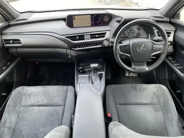 レクサス ＵＸ 200 バージョンC 佐賀県 2019(平31)年 3.5万km ソニッククォーツ 純正10.3インチワイドディスプレイナビゲーション/・AM/FM/Bluetooth/CD/DVD/フルセグ/バックカメラ/プッシュスタート/スマートキー/オートライト/オートエアコン/フロアMTモード付/ビルトインETC/純正LEDヘッドライト/純正18インチアルミホイール/純正フロアマット/新車保証書/取扱説明書/スペアキー1本/Lexus Safety System+ /・プリクラッシュセーフティ/・レーダークルーズコントロール（全車速追従機能付）/・レーンディパーチャーアラート（ステアリング制御付）/・レーントレーシングアシスト/・ロードサインアシスト/・オートマチックハイビーム/・パーキングサポートブレーキ（静止物・後方接近車両対応）/・リアクロストラフィックアラート