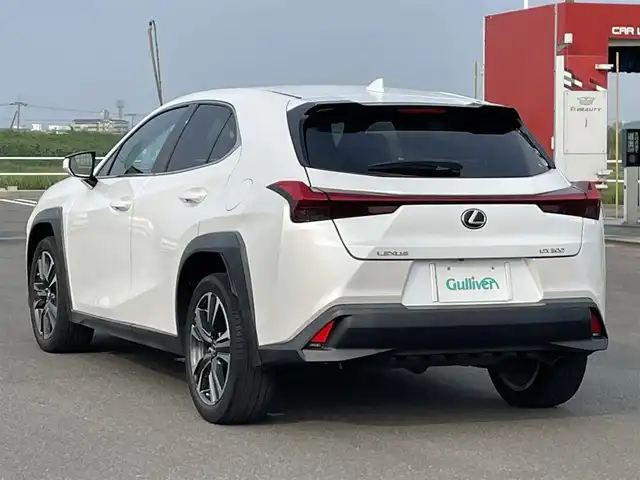 レクサス ＵＸ 200 バージョンC 佐賀県 2019(平31)年 3.5万km ソニッククォーツ 純正10.3インチワイドディスプレイナビゲーション/・AM/FM/Bluetooth/CD/DVD/フルセグ/バックカメラ/プッシュスタート/スマートキー/オートライト/オートエアコン/フロアMTモード付/ビルトインETC/純正LEDヘッドライト/純正18インチアルミホイール/純正フロアマット/新車保証書/取扱説明書/スペアキー1本/Lexus Safety System+ /・プリクラッシュセーフティ/・レーダークルーズコントロール（全車速追従機能付）/・レーンディパーチャーアラート（ステアリング制御付）/・レーントレーシングアシスト/・ロードサインアシスト/・オートマチックハイビーム/・パーキングサポートブレーキ（静止物・後方接近車両対応）/・リアクロストラフィックアラート