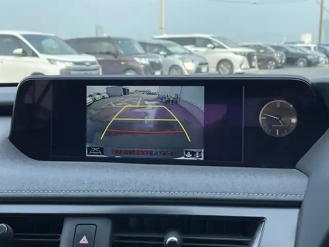 レクサス ＵＸ 200 バージョンC 佐賀県 2019(平31)年 3.5万km ソニッククォーツ 純正10.3インチワイドディスプレイナビゲーション/・AM/FM/Bluetooth/CD/DVD/フルセグ/バックカメラ/プッシュスタート/スマートキー/オートライト/オートエアコン/フロアMTモード付/ビルトインETC/純正LEDヘッドライト/純正18インチアルミホイール/純正フロアマット/新車保証書/取扱説明書/スペアキー1本/Lexus Safety System+ /・プリクラッシュセーフティ/・レーダークルーズコントロール（全車速追従機能付）/・レーンディパーチャーアラート（ステアリング制御付）/・レーントレーシングアシスト/・ロードサインアシスト/・オートマチックハイビーム/・パーキングサポートブレーキ（静止物・後方接近車両対応）/・リアクロストラフィックアラート