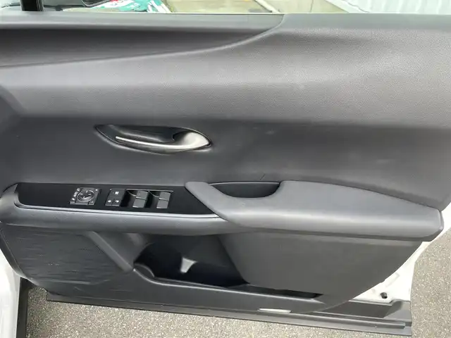 レクサス ＵＸ 200 バージョンC 佐賀県 2019(平31)年 3.5万km ソニッククォーツ 純正10.3インチワイドディスプレイナビゲーション/・AM/FM/Bluetooth/CD/DVD/フルセグ/バックカメラ/プッシュスタート/スマートキー/オートライト/オートエアコン/フロアMTモード付/ビルトインETC/純正LEDヘッドライト/純正18インチアルミホイール/純正フロアマット/新車保証書/取扱説明書/スペアキー1本/Lexus Safety System+ /・プリクラッシュセーフティ/・レーダークルーズコントロール（全車速追従機能付）/・レーンディパーチャーアラート（ステアリング制御付）/・レーントレーシングアシスト/・ロードサインアシスト/・オートマチックハイビーム/・パーキングサポートブレーキ（静止物・後方接近車両対応）/・リアクロストラフィックアラート