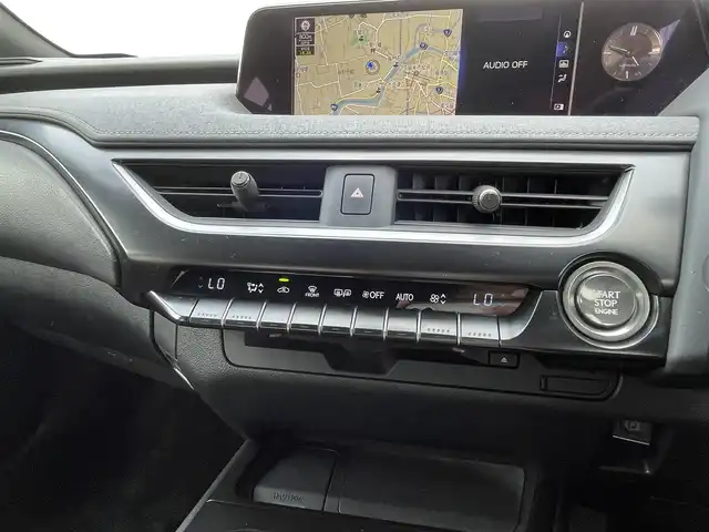 レクサス ＵＸ 200 バージョンC 佐賀県 2019(平31)年 3.5万km ソニッククォーツ 純正10.3インチワイドディスプレイナビゲーション/・AM/FM/Bluetooth/CD/DVD/フルセグ/バックカメラ/プッシュスタート/スマートキー/オートライト/オートエアコン/フロアMTモード付/ビルトインETC/純正LEDヘッドライト/純正18インチアルミホイール/純正フロアマット/新車保証書/取扱説明書/スペアキー1本/Lexus Safety System+ /・プリクラッシュセーフティ/・レーダークルーズコントロール（全車速追従機能付）/・レーンディパーチャーアラート（ステアリング制御付）/・レーントレーシングアシスト/・ロードサインアシスト/・オートマチックハイビーム/・パーキングサポートブレーキ（静止物・後方接近車両対応）/・リアクロストラフィックアラート