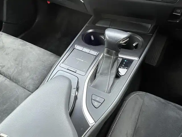 レクサス ＵＸ 200 バージョンC 佐賀県 2019(平31)年 3.5万km ソニッククォーツ 純正10.3インチワイドディスプレイナビゲーション/・AM/FM/Bluetooth/CD/DVD/フルセグ/バックカメラ/プッシュスタート/スマートキー/オートライト/オートエアコン/フロアMTモード付/ビルトインETC/純正LEDヘッドライト/純正18インチアルミホイール/純正フロアマット/新車保証書/取扱説明書/スペアキー1本/Lexus Safety System+ /・プリクラッシュセーフティ/・レーダークルーズコントロール（全車速追従機能付）/・レーンディパーチャーアラート（ステアリング制御付）/・レーントレーシングアシスト/・ロードサインアシスト/・オートマチックハイビーム/・パーキングサポートブレーキ（静止物・後方接近車両対応）/・リアクロストラフィックアラート