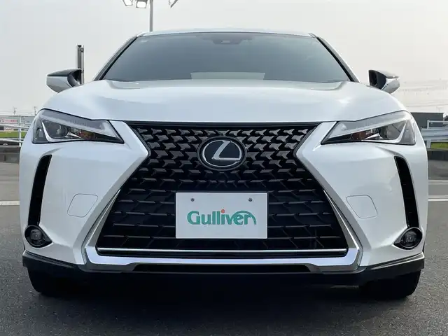レクサス ＵＸ 200 バージョンC 佐賀県 2019(平31)年 3.5万km ソニッククォーツ 純正10.3インチワイドディスプレイナビゲーション/・AM/FM/Bluetooth/CD/DVD/フルセグ/バックカメラ/プッシュスタート/スマートキー/オートライト/オートエアコン/フロアMTモード付/ビルトインETC/純正LEDヘッドライト/純正18インチアルミホイール/純正フロアマット/新車保証書/取扱説明書/スペアキー1本/Lexus Safety System+ /・プリクラッシュセーフティ/・レーダークルーズコントロール（全車速追従機能付）/・レーンディパーチャーアラート（ステアリング制御付）/・レーントレーシングアシスト/・ロードサインアシスト/・オートマチックハイビーム/・パーキングサポートブレーキ（静止物・後方接近車両対応）/・リアクロストラフィックアラート