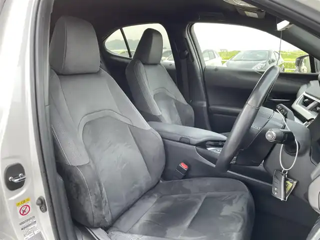 レクサス ＵＸ 200 バージョンC 佐賀県 2019(平31)年 3.5万km ソニッククォーツ 純正10.3インチワイドディスプレイナビゲーション/・AM/FM/Bluetooth/CD/DVD/フルセグ/バックカメラ/プッシュスタート/スマートキー/オートライト/オートエアコン/フロアMTモード付/ビルトインETC/純正LEDヘッドライト/純正18インチアルミホイール/純正フロアマット/新車保証書/取扱説明書/スペアキー1本/Lexus Safety System+ /・プリクラッシュセーフティ/・レーダークルーズコントロール（全車速追従機能付）/・レーンディパーチャーアラート（ステアリング制御付）/・レーントレーシングアシスト/・ロードサインアシスト/・オートマチックハイビーム/・パーキングサポートブレーキ（静止物・後方接近車両対応）/・リアクロストラフィックアラート