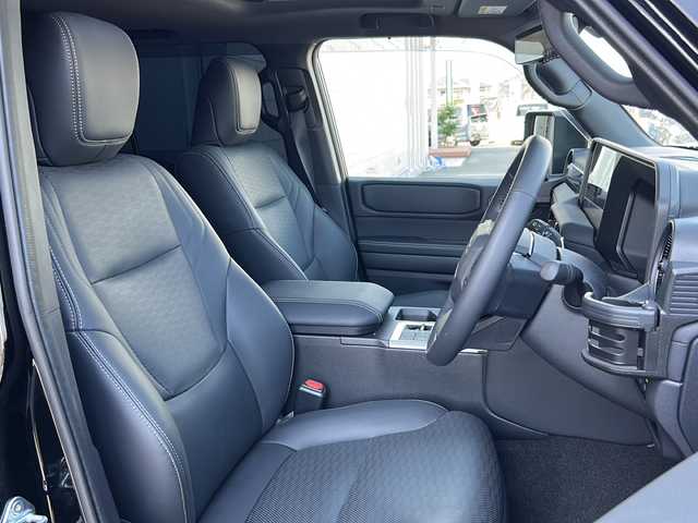 トヨタ ランドクルーザー ２５０ VX 栃木県 2024(令6)年 0.7万km ブラック ワンオーナー/フルセグTV/丸目LEDヘッドランプ/JAOS18インチアルミ/JAOSフェンダーガーニッシュ/JAOSフロントバンパーガード/純正12.3インチディスプレイオーディオ/プリクラッシュセーフティー/レーンディバーチャアラート/オートマチックハイビーム/ドライバー異常時対応システム/プロアクティブドライビングアシスト/レーントレーシングアシスト/レーダークルーズコントロール/ロードサインアシスト/発進遅れ告知機能/パーキングサポートブレーキ/周辺車両接近時サポート付ブラインドスポットモニター/ドライブレコーダー/床下透過表示機能付パノラミックビューモニター/純正デジタルインナーミラー/ビルトインETC2.0/ムーンルーフ/ルーフレール/LEDヘッドランプ/LEDフォグランプ/革巻きステアリング/左右後席独立温度調整オートエアコン/革シート/シートヒーター/パワーシート/充電用USB端子