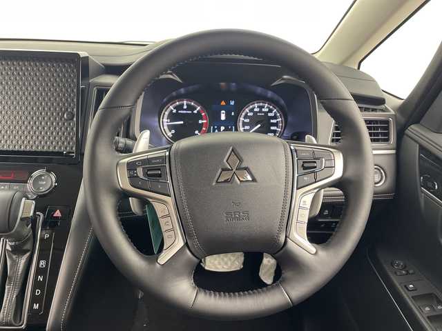 三菱 デリカＤ：５ シャモニー 群馬県 2025(令7)年 0.1千km グラファイトグレーメタリック/ブラックマイカ 登録済未使用車（登録時走行距離:１６km）/後側方車両検知警報システム/ハンドルヒーター/パドルシフト/革巻きハンドル/ステアリングスイッチ/バニティミラー/純正１８インチアルミホイール/シートヒーターヒーター