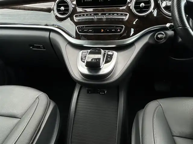 メルセデス・ベンツ Ｖ２２０ d アバンギャルド ロング 茨城県 2016(平28)年 2.8万km ロッククリスタルホワイト 両側ＰＷスライドドア　/全方位カメラ　/Ｂｕｒｍｅｓｔｅｒ/ＲＳＰ　/ＡＣＣ　/ＬＫＡ　/ＢＳＡ　/黒革　/シートヒーター　/Ｍ付パワーシート　/パワーテールゲート　/ナビ　/ＴＶ　/ＢＴ　/ＵＳＢ　/ＤＶＤ　/ＬＥＤ　/ＥＴＣ