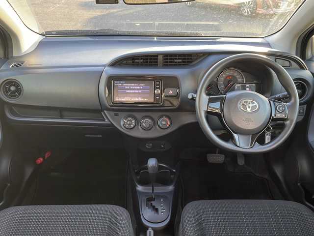 トヨタ ヴィッツ F 香川県 2017(平29)年 7.2万km シルバーM 純正ディーラーナビ（フルセグTV/CD/DVD/BT)/バックカメラ/ドライブレコーダー/純正フロアマット/オートマチックハイビーム/ビルトインETC/リモコンキー