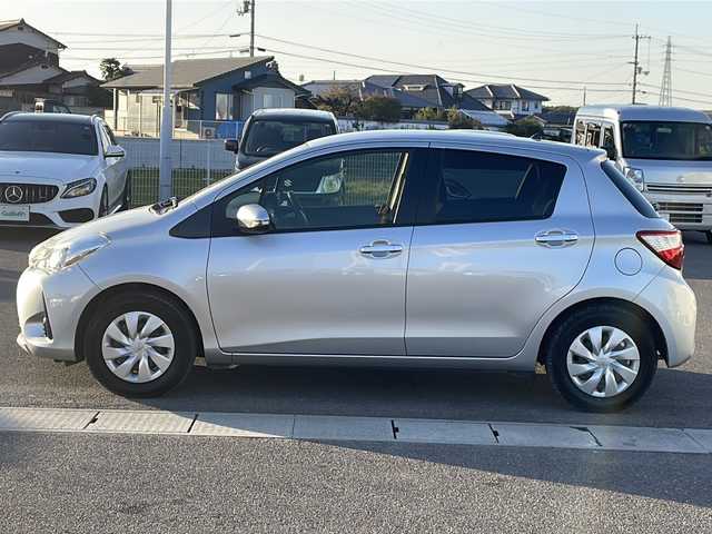 トヨタ ヴィッツ F 香川県 2017(平29)年 7.2万km シルバーM 純正ディーラーナビ（フルセグTV/CD/DVD/BT)/バックカメラ/ドライブレコーダー/純正フロアマット/オートマチックハイビーム/ビルトインETC/リモコンキー