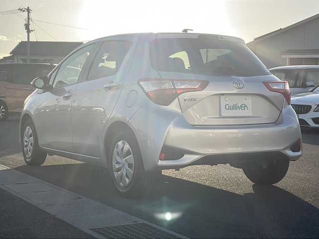 トヨタ ヴィッツ F 香川県 2017(平29)年 7.2万km シルバーM 純正ディーラーナビ（フルセグTV/CD/DVD/BT)/バックカメラ/ドライブレコーダー/純正フロアマット/オートマチックハイビーム/ビルトインETC/リモコンキー