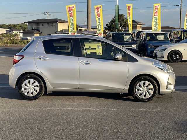 トヨタ ヴィッツ F 香川県 2017(平29)年 7.2万km シルバーM 純正ディーラーナビ（フルセグTV/CD/DVD/BT)/バックカメラ/ドライブレコーダー/純正フロアマット/オートマチックハイビーム/ビルトインETC/リモコンキー